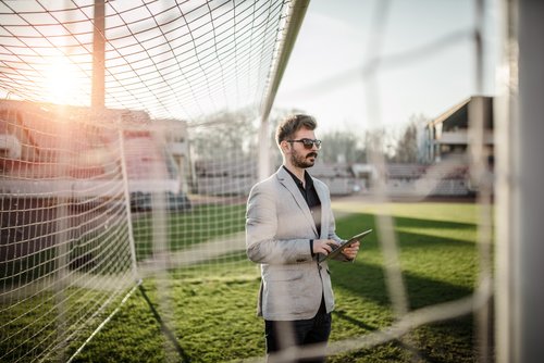 Mann steht im Fußball-Tor