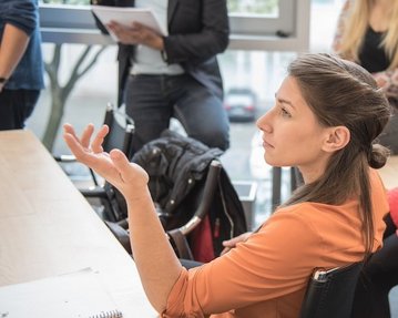 Studentin der Wirtschaftspsychologie im Seminarraum der SRH University