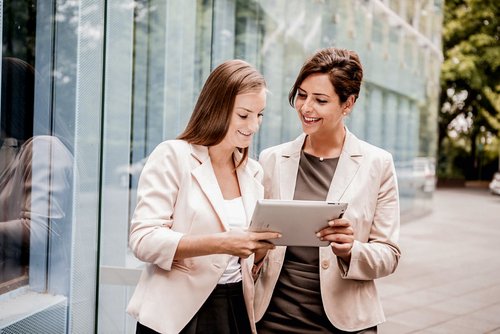 Zwei Studentinnen mit iPad