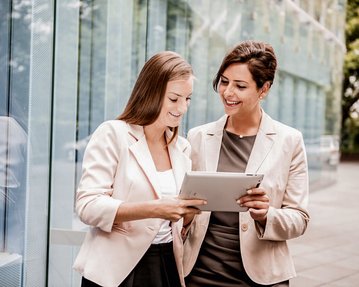 Zwei Studentinnen mit iPad