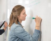 Studentin schreibt an die Tafel