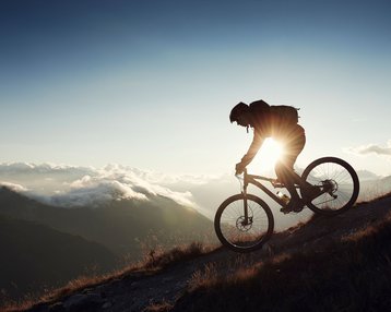 Fahradfahrer in den Bergen