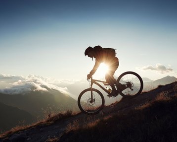 Fahradfahrer in den Bergen