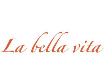 Text auf weißem Hintergrund mit der Aufschrift „La bella vita“ in eleganter, orangefarbener Schrift.