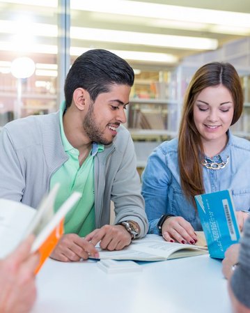 Gruppenarbeit von Studenten in der Bibliothek