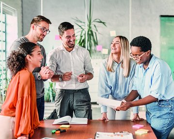 Studierende erarbeiten gemeinsam ein Studienprojekt am Schreibtisch