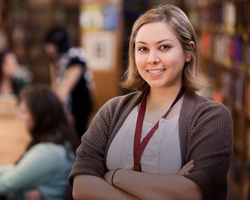 Studentin schaut in die Kamera