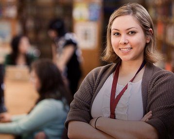 Studentin schaut in die Kamera