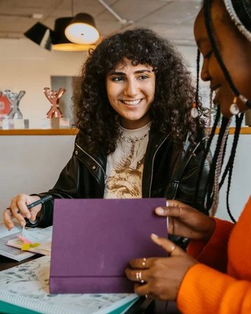 Zwei Studierende arbeiten gemeinsam an einem Uniprojekt der SRH University