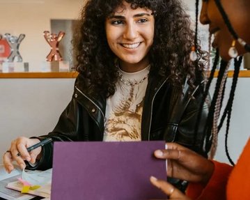 Zwei Studierende arbeiten gemeinsam an einem Uniprojekt der SRH University