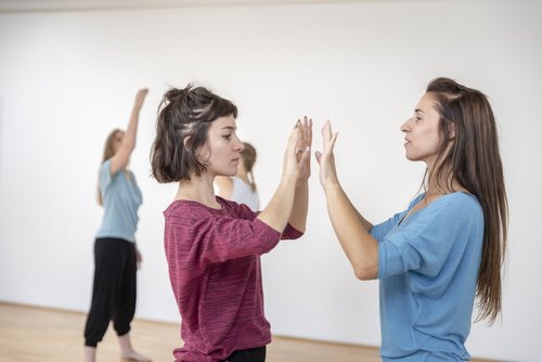 Studierende des Studiengangs Tanz- und Bewegungstherapie tanzen gemeinsam.