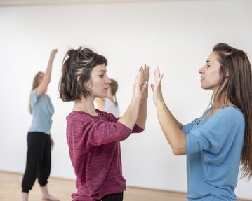 Studierende des Studiengangs Tanz- und Bewegungstherapie tanzen gemeinsam.